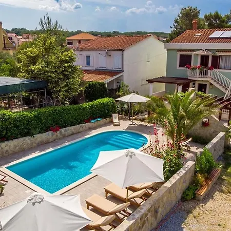 House Dinka With Pool Gæstehus