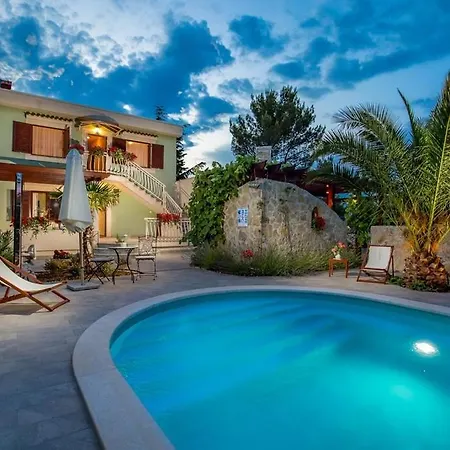 House Dinka With Pool